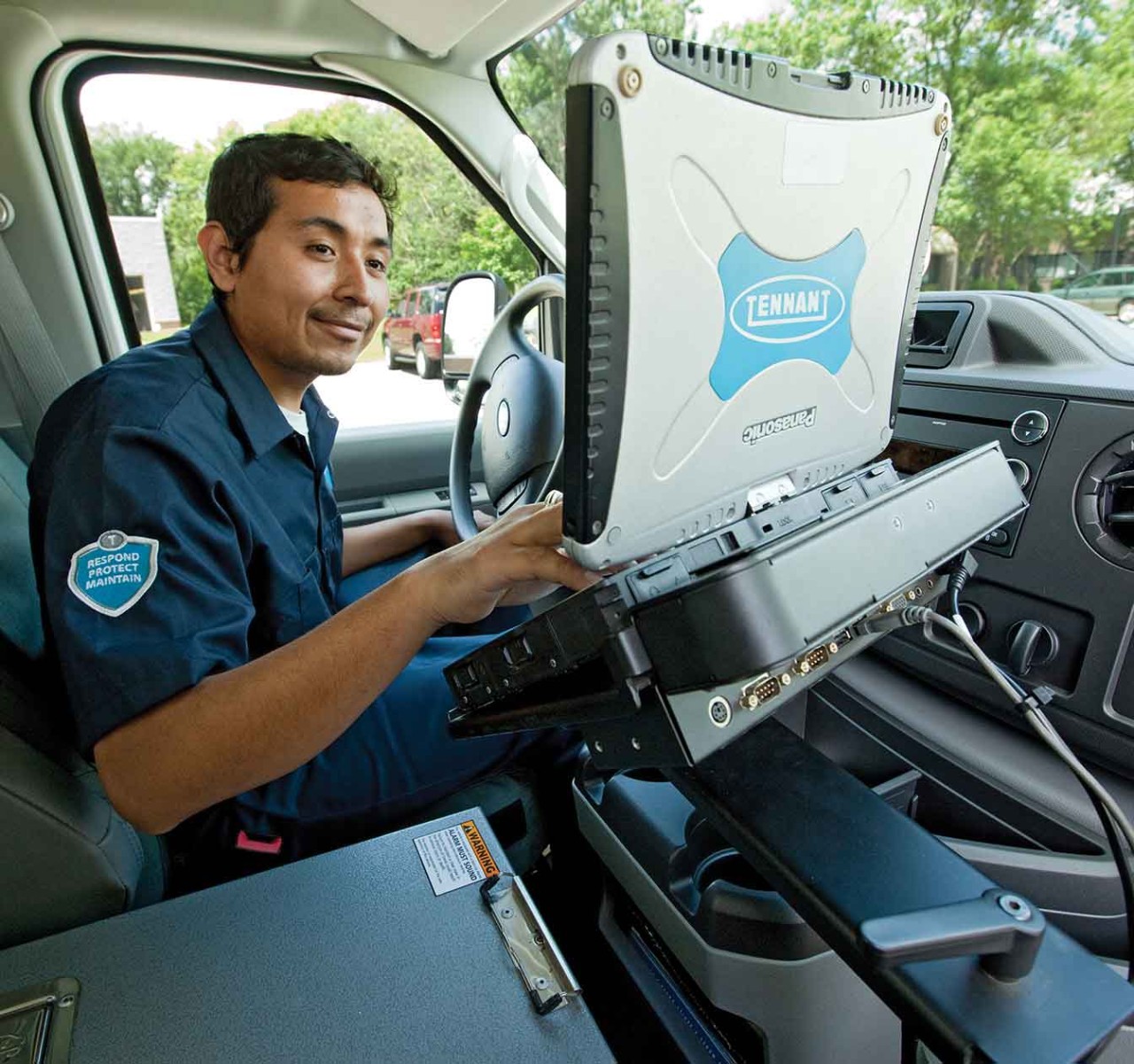 Membre de l’équipe de service Tennant dans une fourgonnette