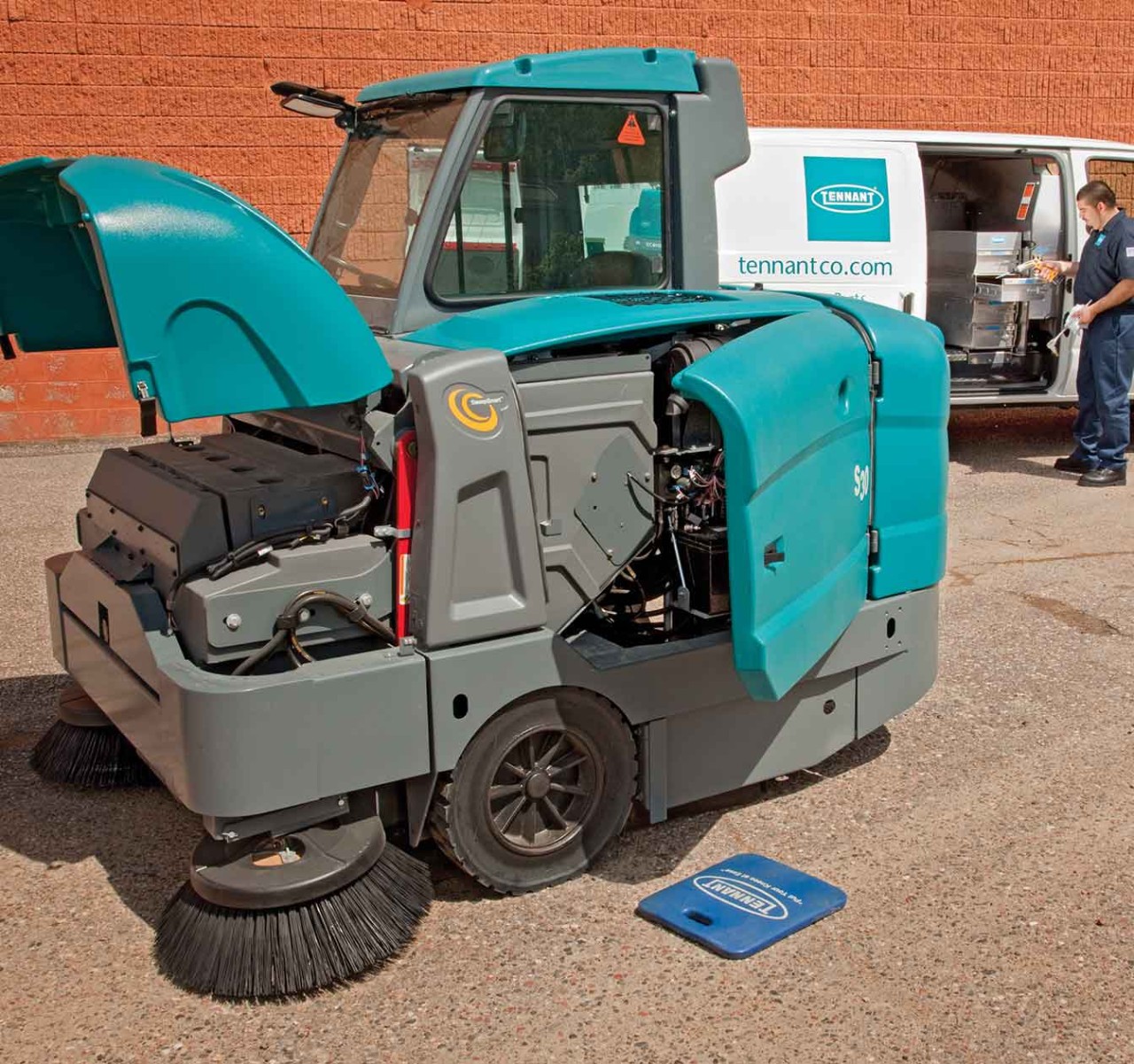 Service Tennant pour la réparation d’un balai mécanique industriel