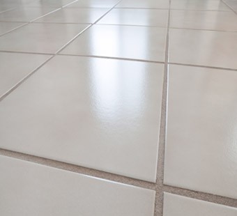 Un plancher en carrelage