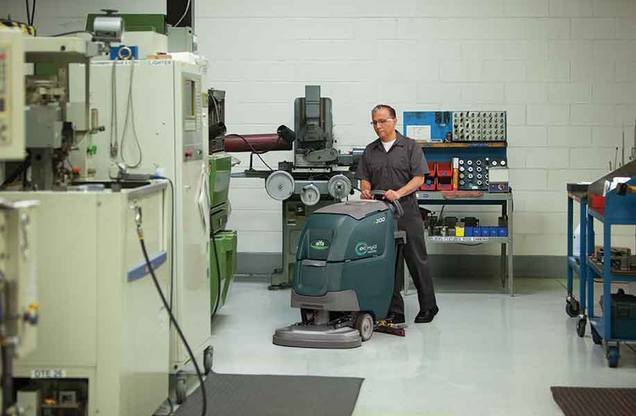 Un tapis de magasin à rayons en cours de nettoyage