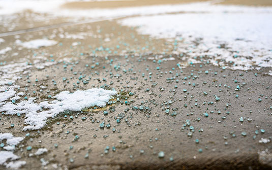 Blauer Salzstein auf schwarzem Asphaltweg