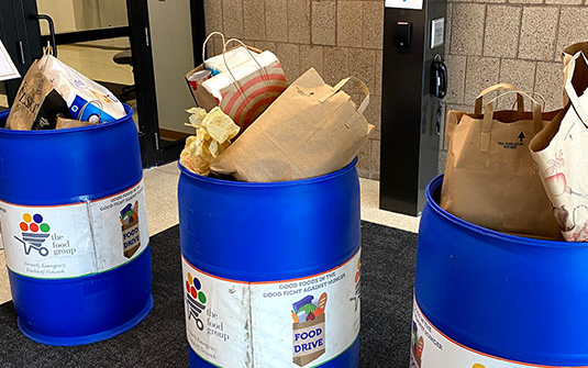 Mitarbeiter des neuen Hauptsitzes von Tennant in Eden Prairie, MN, spenden Lebensmittel