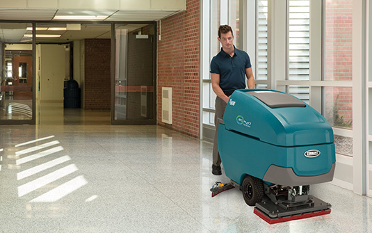 Tennant T600 reinigt die Schulflurbögen