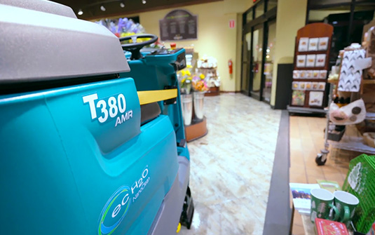 Tennant T380 Robotik-Scheuersaugmaschine für die Reinigung von Gegenständen in einem Lebensmittelgeschäft