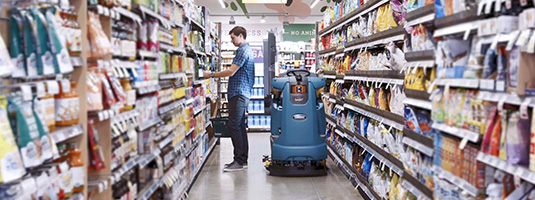 T7AMR with Inventory Scan in Aisle with Customer