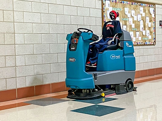 T7AMR limpiando una instalación educativa