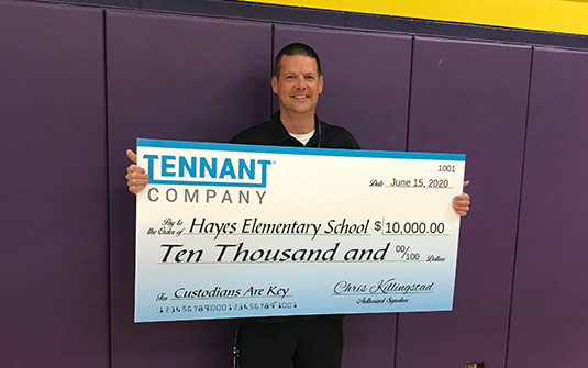 Kris Kantor, de Lakewood Elementary, gana el gran premio del concurso de Tennant, Custodians are Key