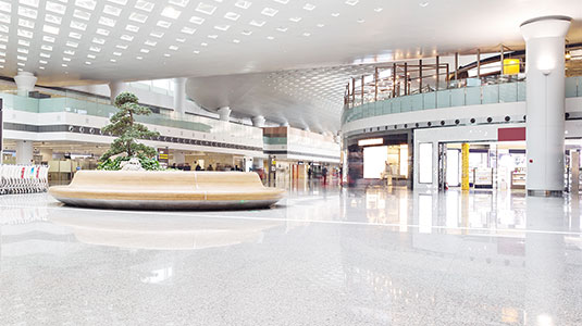 centro comercial con impecables pisos blancos