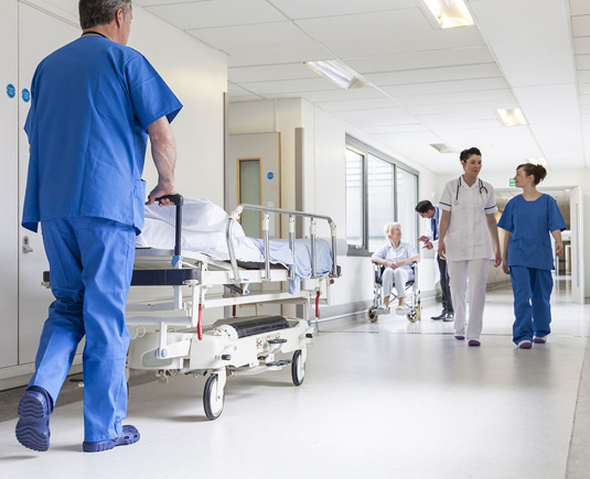 Crear un programa de limpieza de pisos para un hospital