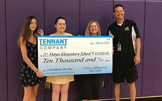 Kris Kantor avec sa famille et le directeur de Lakewood, Eric Fortuna 