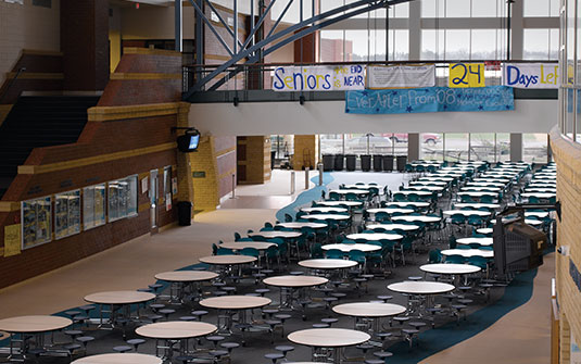 concierges qui nettoient les écoles pendant la saison estivale