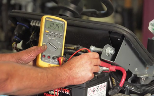 employé vérifiant la machine après utilisation