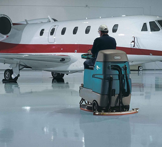 La récureuse Tennant nettoyant le hangar d’un aéroport