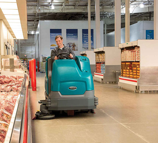 Tennant T17 che pulisce in un negozio di alimentari