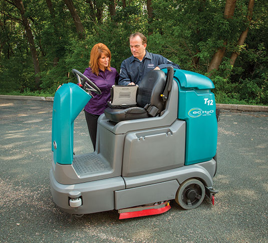 テナントサービス担当者と、お客様とT12 乗車型スクラバー