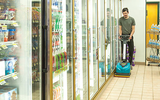 テナントカンパニーCS5歩行型フロアスクラバー、コンビニエンスストア店舗を清掃