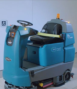 Tennant Company vloot van gerobotiseerde schrobmachines die een bedrijf reinigen