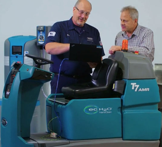 Lavadora robótica T7AMR com um técnico de assistência técnica